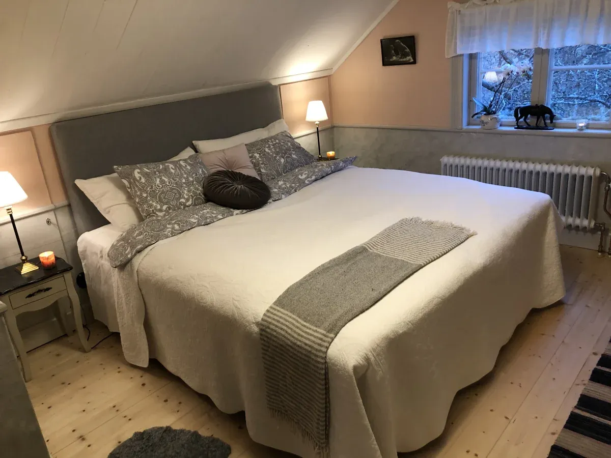 Sovrum med grå säng